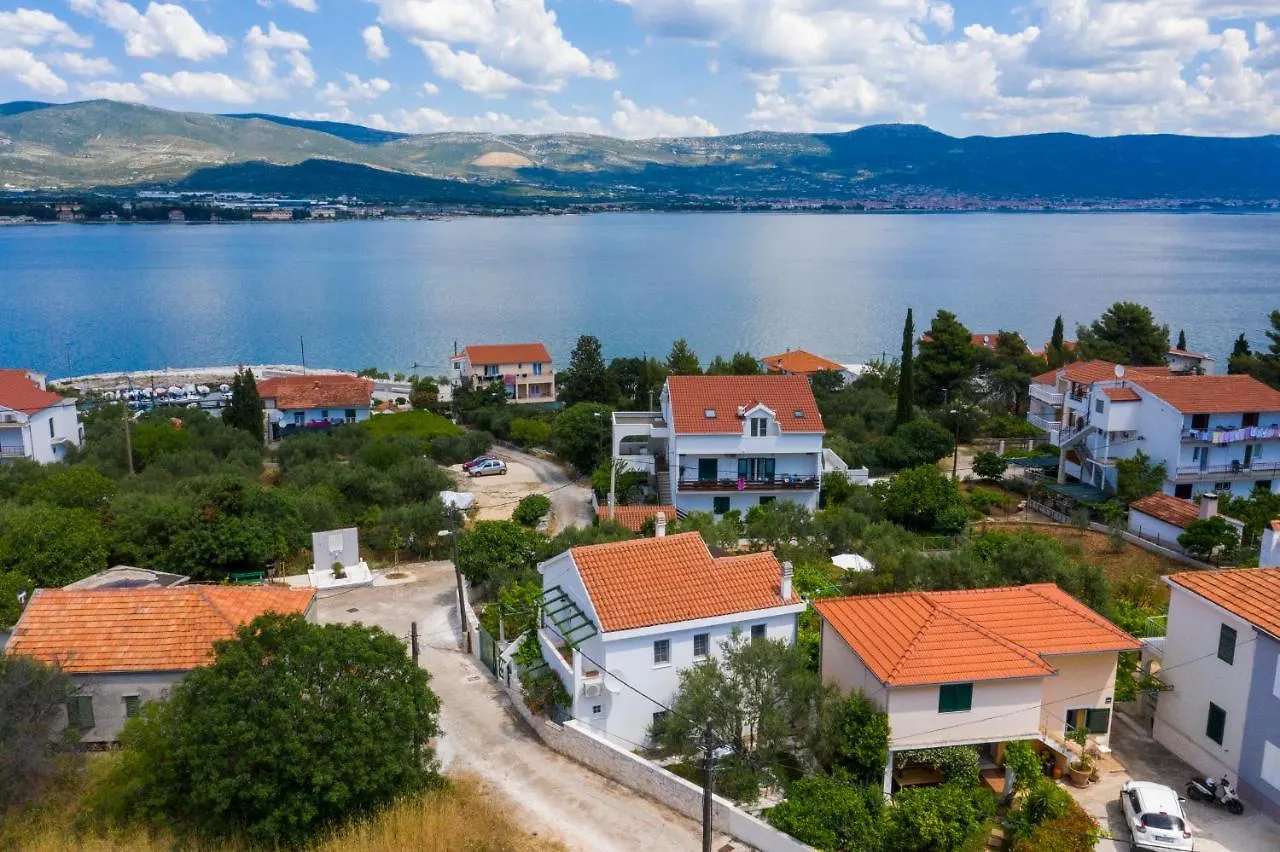 The Three Flowers Pool House Trogir Apartament