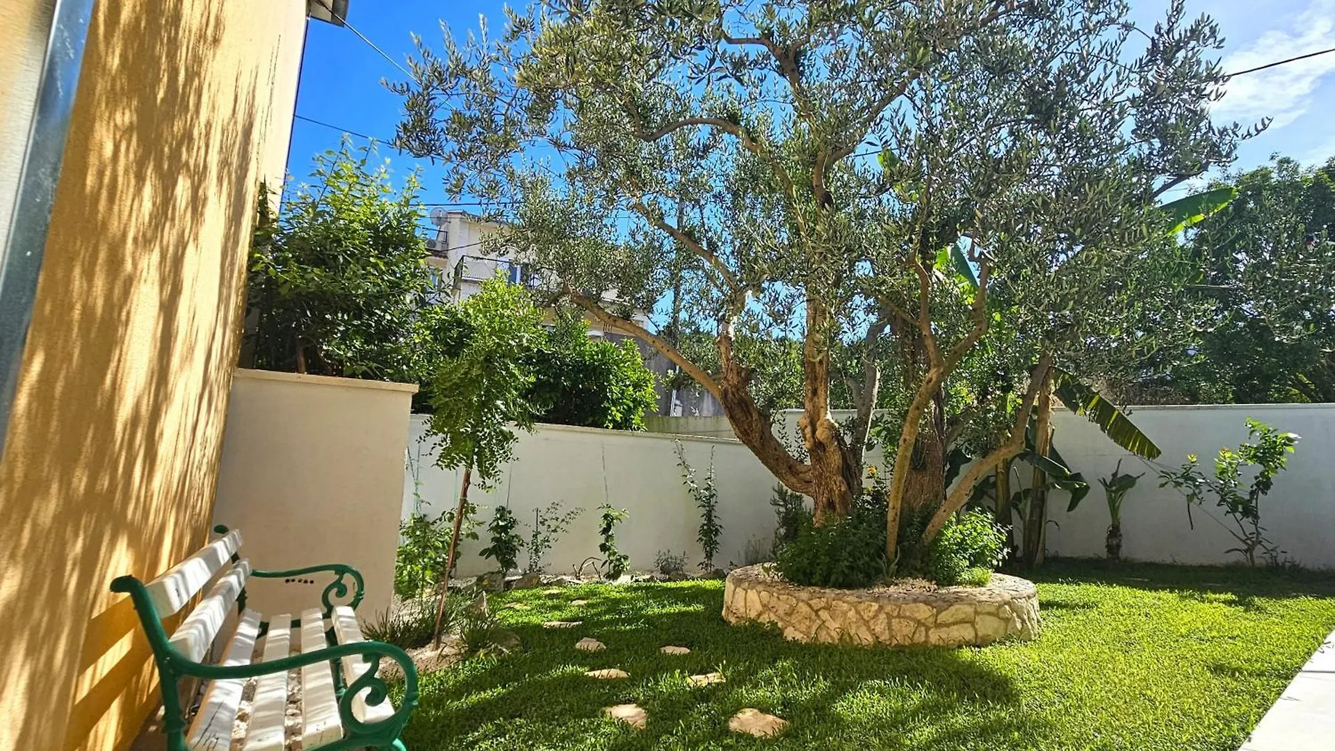 The Three Flowers Pool House Trogir